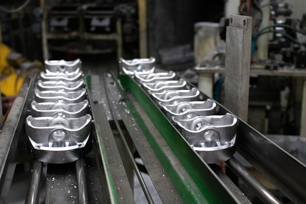 Automated conveyor belt system in industrial facility